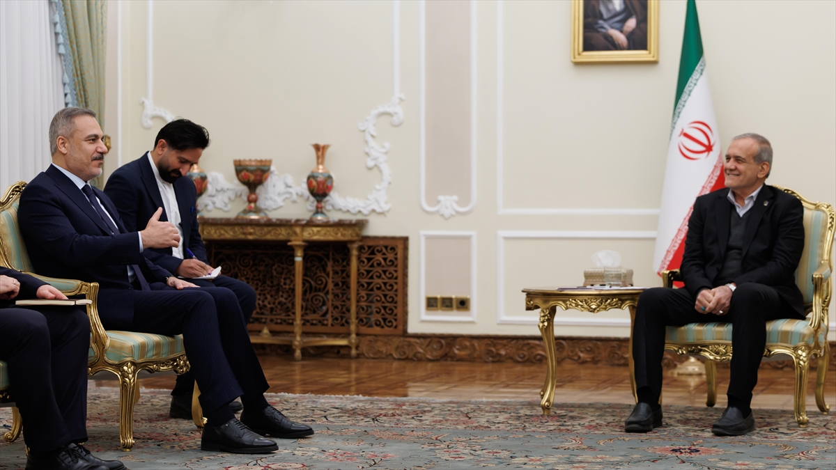 Dışişleri Bakanı Fidan, İran Cumhurbaşkanı Pezeşkiyan tarafından kabul edildi
