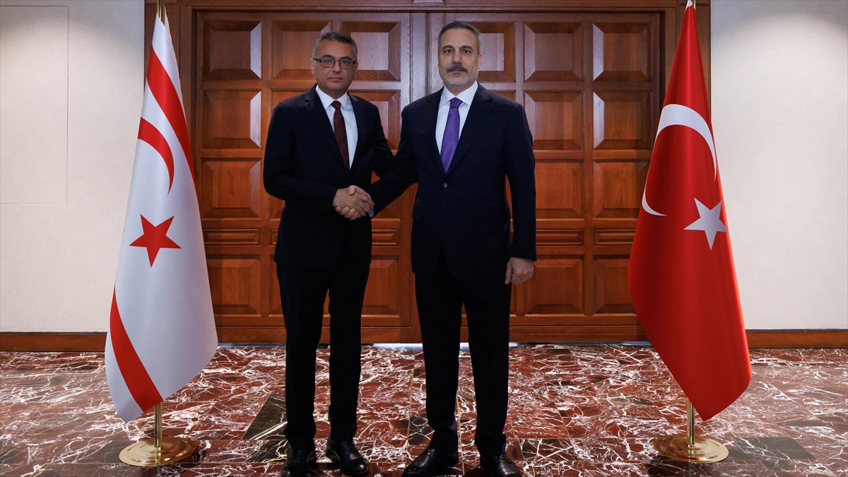 Dışişleri Bakanı Fidan, KKTC Cumhurbaşkanı Erhürman ile görüştü Dışişleri Bakanı Fidan, KKTC Cumhurbaşkanı Erhürman ile görüştü