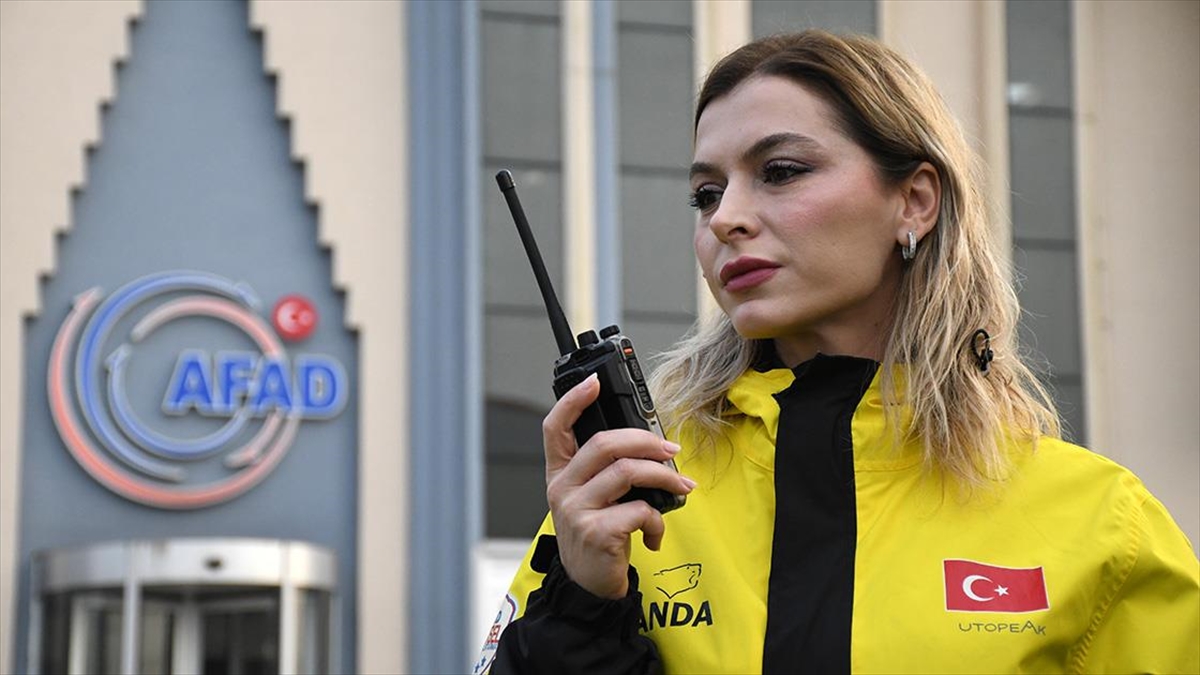 Düzce depreminde yaşadığı acıları, insani yardım ve arama kurtarma çalışmalarıyla hafifletiyor Düzce depreminde yaşadığı acıları, insani yardım ve arama kurtarma çalışmalarıyla hafifletiyor