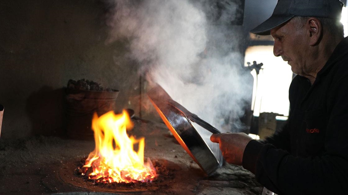 Erzurum’un son ustalarından Fuat Kavgacı 61 yıldır kalaycılık ateşini söndürmüyor Erzurum’un son ustalarından Fuat Kavgacı 61 yıldır kalaycılık ateşini söndürmüyor