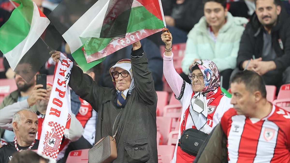 “Fanatik nineler”, taraftarı oldukları Samsunspor’un maçlarını kaçırmıyor “Fanatik nineler”, taraftarı oldukları Samsunspor’un maçlarını kaçırmıyor