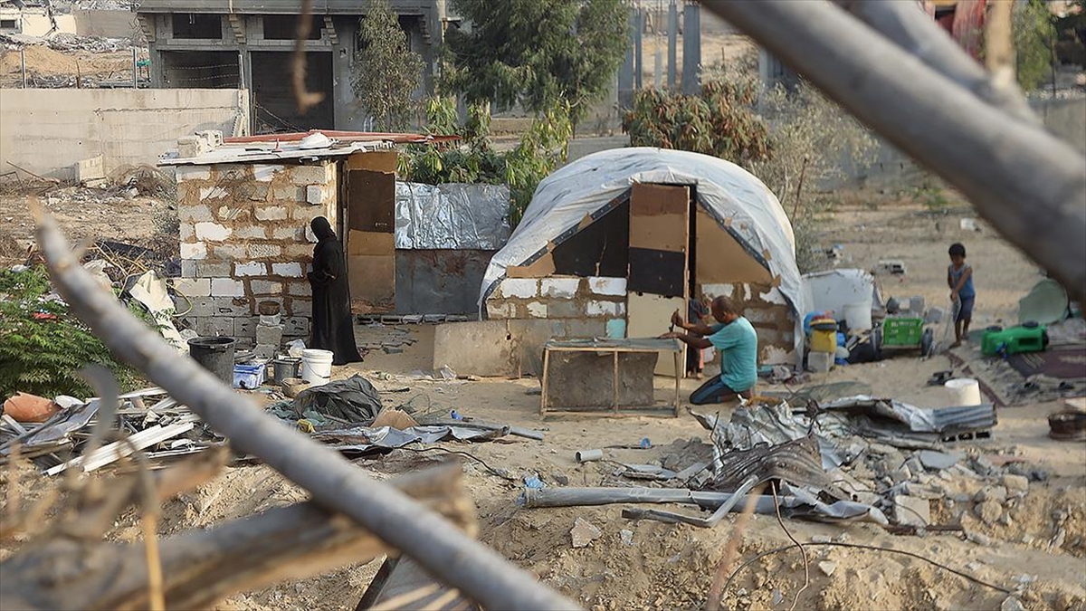 Gazzeliler, enkazlardan çıkardıkları malzemelerle İsrail’in yıktıklarını yeniden inşa ediyor Gazzeliler, enkazlardan çıkardıkları malzemelerle İsrail’in yıktıklarını yeniden inşa ediyor