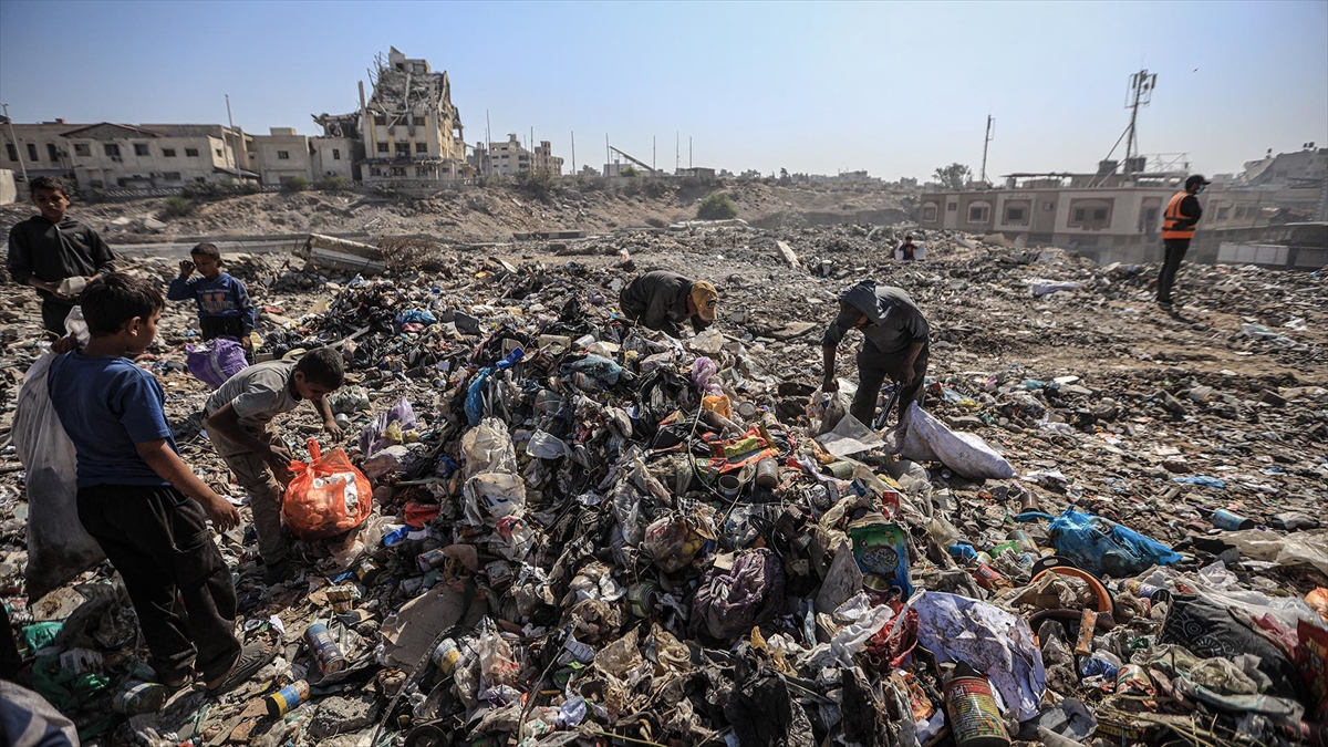 Gazzeliler, zehirli gazların yayıldığı çöplüklerin yakınında yaşamak zorunda kalıyor Gazzeliler, zehirli gazların yayıldığı çöplüklerin yakınında yaşamak zorunda kalıyor