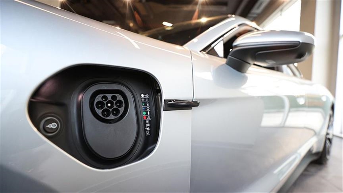 Geleneksel motorlu araç satışları düşerken, elektrikliyle hibritler vites yükseltiyor Geleneksel motorlu araç satışları düşerken, elektrikliyle hibritler vites yükseltiyor