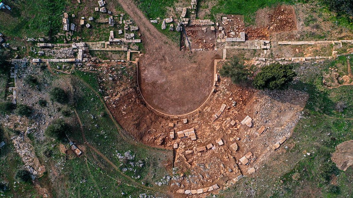 Gölyazı’daki antik tiyatroda seyirci basamakları orijinal yerlerine yerleştiriliyor