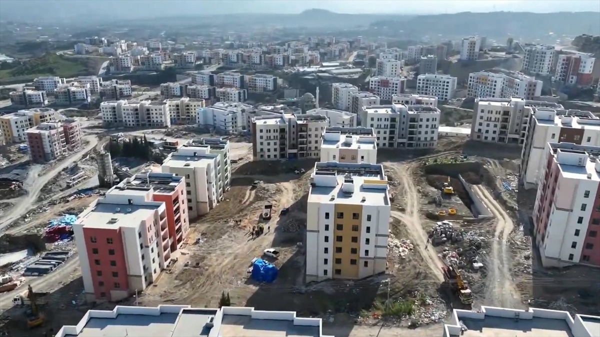 Hatay Defne’de afet konutlarının ve ticaret merkezlerinin yapımı sürüyor