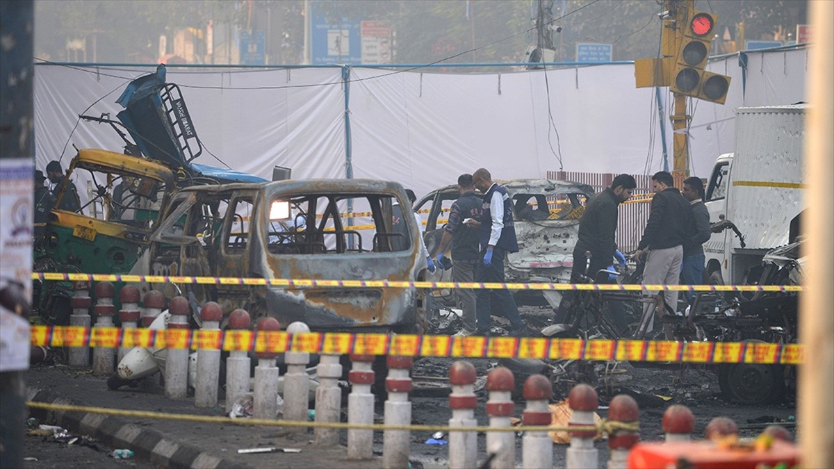 Hindistan’ın başkentinde “terör olayı” olarak nitelendirilen patlamada ölü sayısı 13’e çıktı