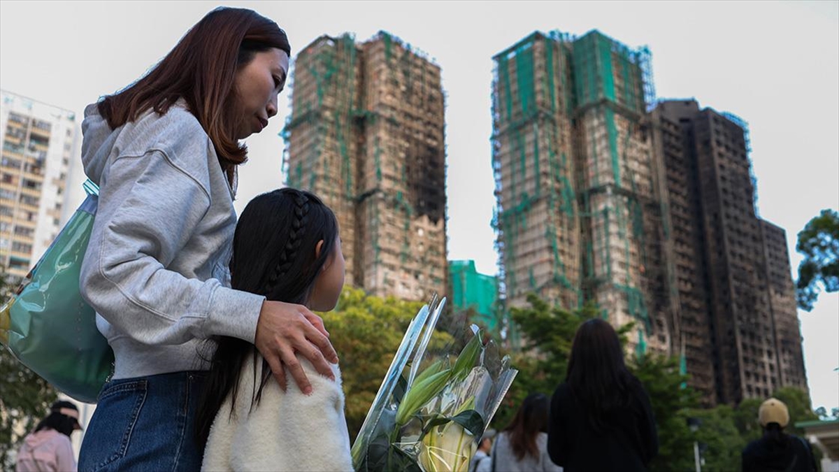 Hong Kong’da Tai Po yangınında hayatını kaybedenler için 3 gün yas ilan edildi Hong Kong’da Tai Po yangınında hayatını kaybedenler için 3 gün yas ilan edildi