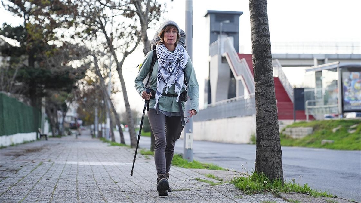İngiliz aktivist, Filistinlilere yardım toplamak için 6,5 aydır yürüyor İngiliz aktivist, Filistinlilere yardım toplamak için 6,5 aydır yürüyor
