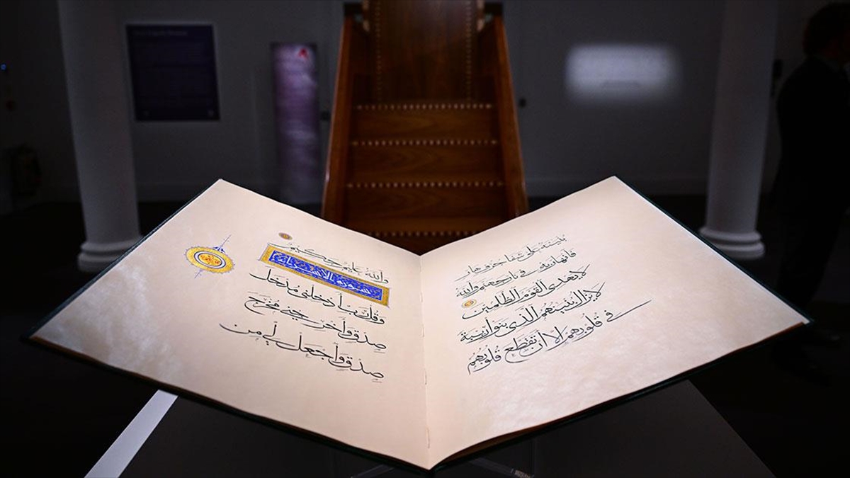 İslam sanatının mirasını yansıtan eserler, Londra’daki dünyaca ünlü müzayede evinde sergileniyor