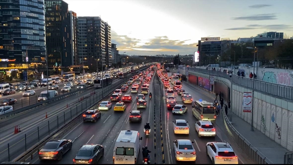 İstanbul’da akşam saatlerinde trafik yoğunluğu yüzde 89’a çıktı