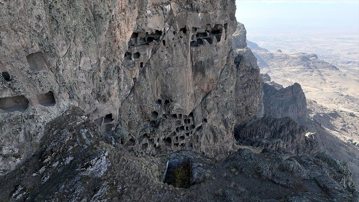 Kayaların içine kurulan 2 bin yıllık “Öksüt Kalesi” zamana direniyor