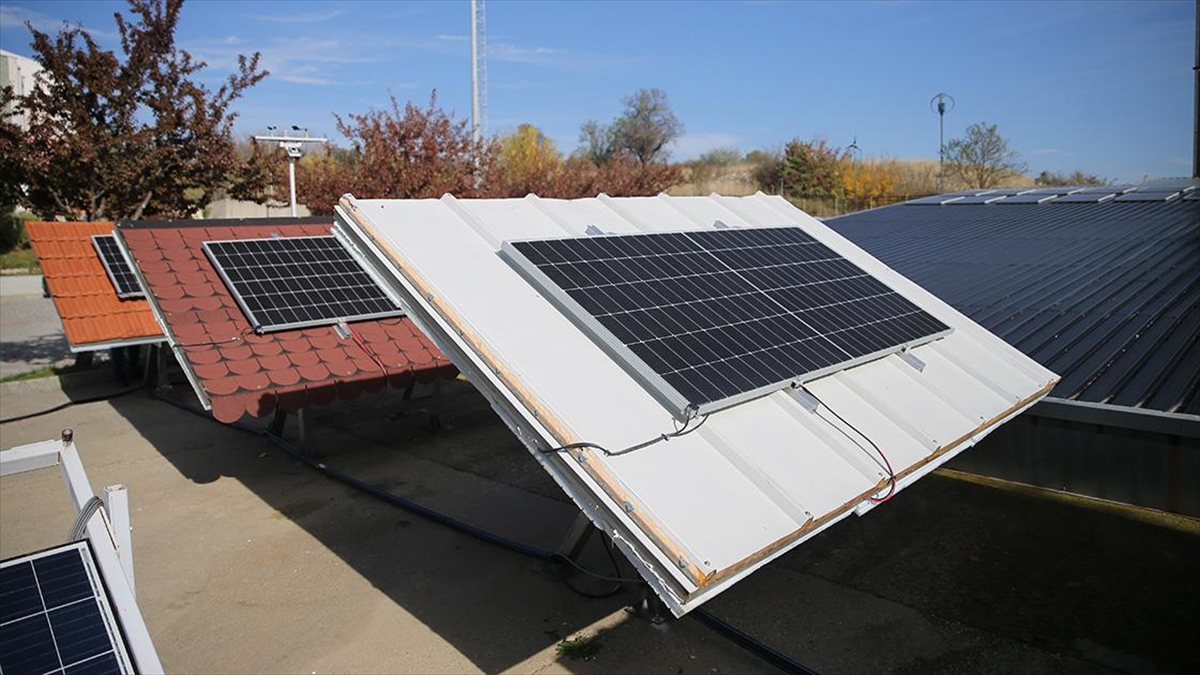 Kiremit çatılara kurulan fotovoltaik paneller güneşten daha verimli enerji alınmasını sağlıyor Kiremit çatılara kurulan fotovoltaik paneller güneşten daha verimli enerji alınmasını sağlıyor