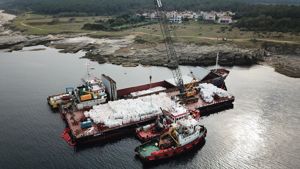 Kocaeli’de karaya oturan gemideki yükün tahliyesine başlandı Kocaeli’de karaya oturan gemideki yükün tahliyesine başlandı