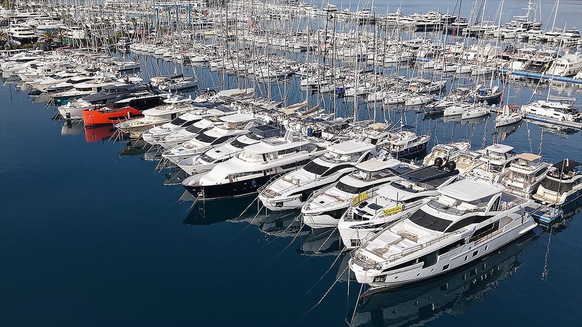 Mega yatlar bakım ve onarım için Marmaris’teki marinalarda karaya alındı
