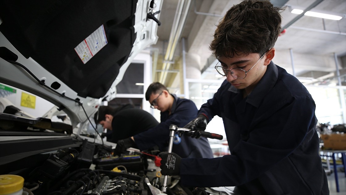 Meslek liseleri geçen yıl 7,1 milyar lira gelir elde etti Meslek liseleri geçen yıl 7,1 milyar lira gelir elde etti