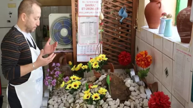 Pide salonun ortasında bir garip mezar: Önce dua edip sonra yemek yiyorlar