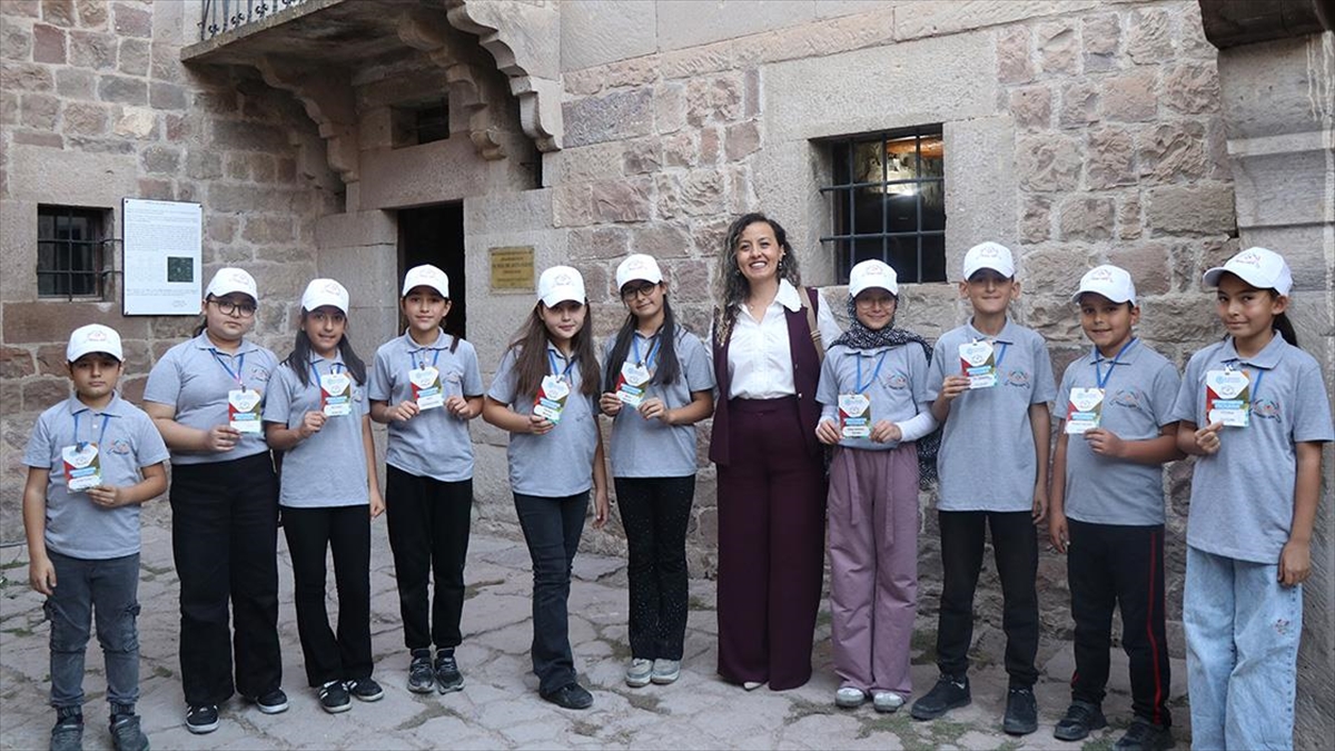 “Mimar Sinan’ın torunları” tarihi mahallenin gönüllü turizm elçiliğini yapıyor “Mimar Sinan’ın torunları” tarihi mahallenin gönüllü turizm elçiliğini yapıyor