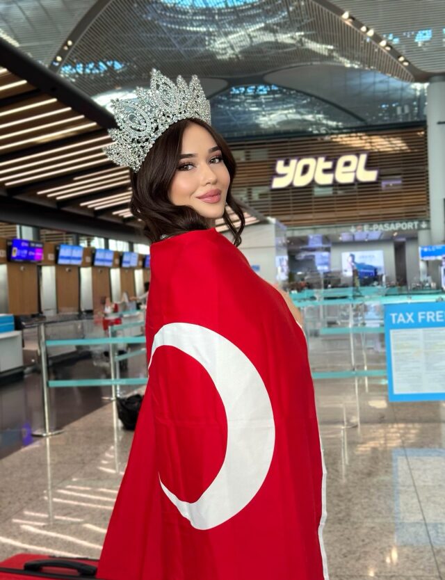 Miss Universe Ceren Arslan: Bu şanlı bayrağın altında yer almak gururum Miss Universe Ceren Arslan: Bu şanlı bayrağın altında yer almak gururum