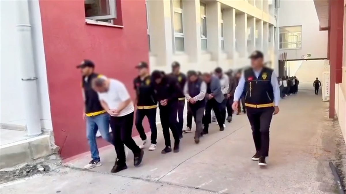 Nitelikli dolandırıcılık şebekelerine yönelik 23 ildeki operasyonlarda yakalanan 64 zanlıdan 25’i tutuklandı Nitelikli dolandırıcılık şebekelerine yönelik 23 ildeki operasyonlarda yakalanan 64 zanlıdan 25’i tutuklandı