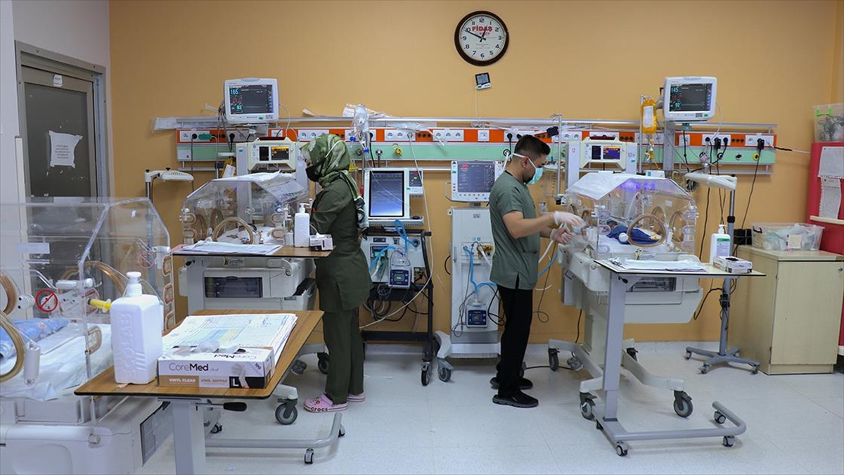 Prematüre ikiz bebekler, sağlık çalışanlarının “şefkat nöbeti” ile hayata tutundu