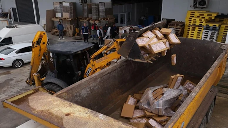 Ciğer, sucuk, döner! 25 ton üretip vatandaşı zehirleyeceklerdi kepçeyle imha edildi…