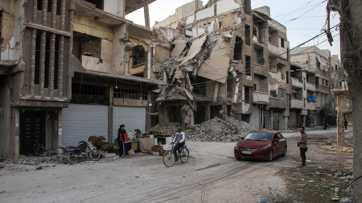 Savaşın yıktığı Şam’daki Yermük Kampı’nda, binlerce ailenin geri dönüşüyle hayat yeniden filizleniyor