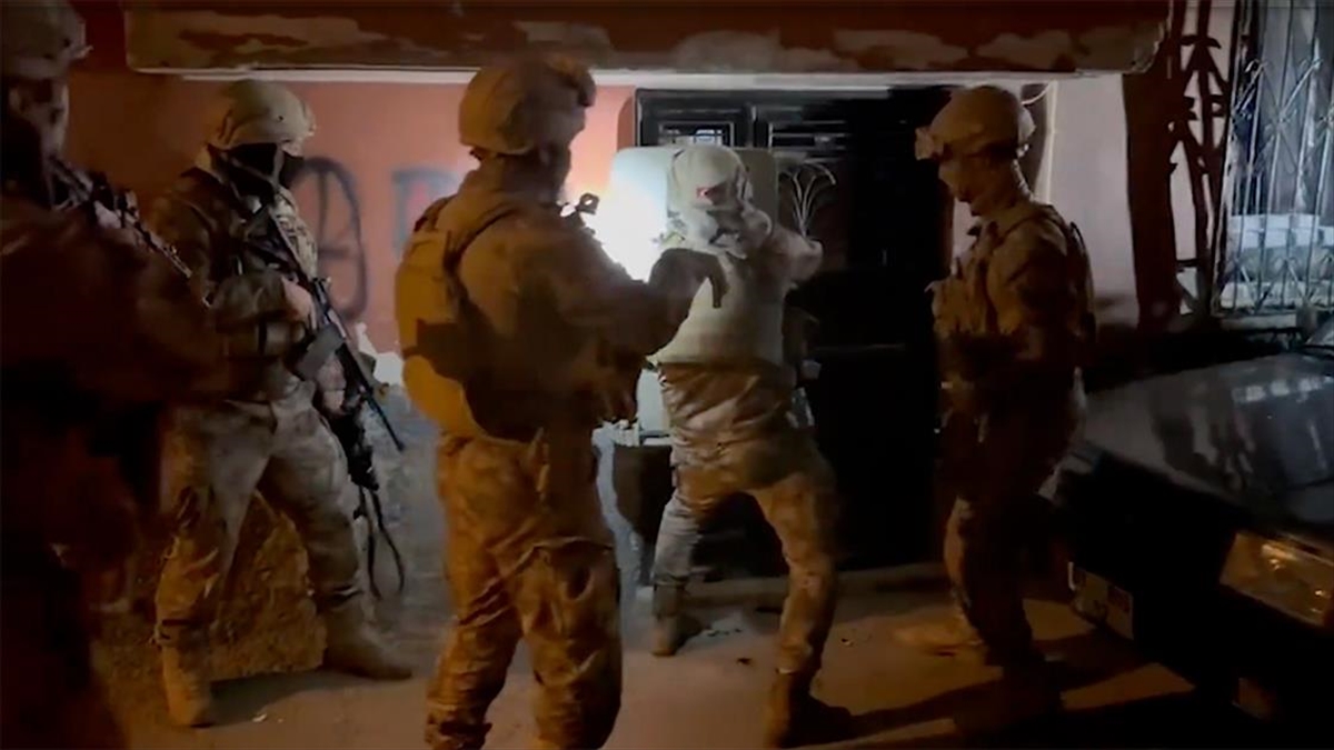 Silah ve mühimmat kaçakçılığına yönelik operasyonlarda 135 şüpheli yakalandı Silah ve mühimmat kaçakçılığına yönelik operasyonlarda 135 şüpheli yakalandı