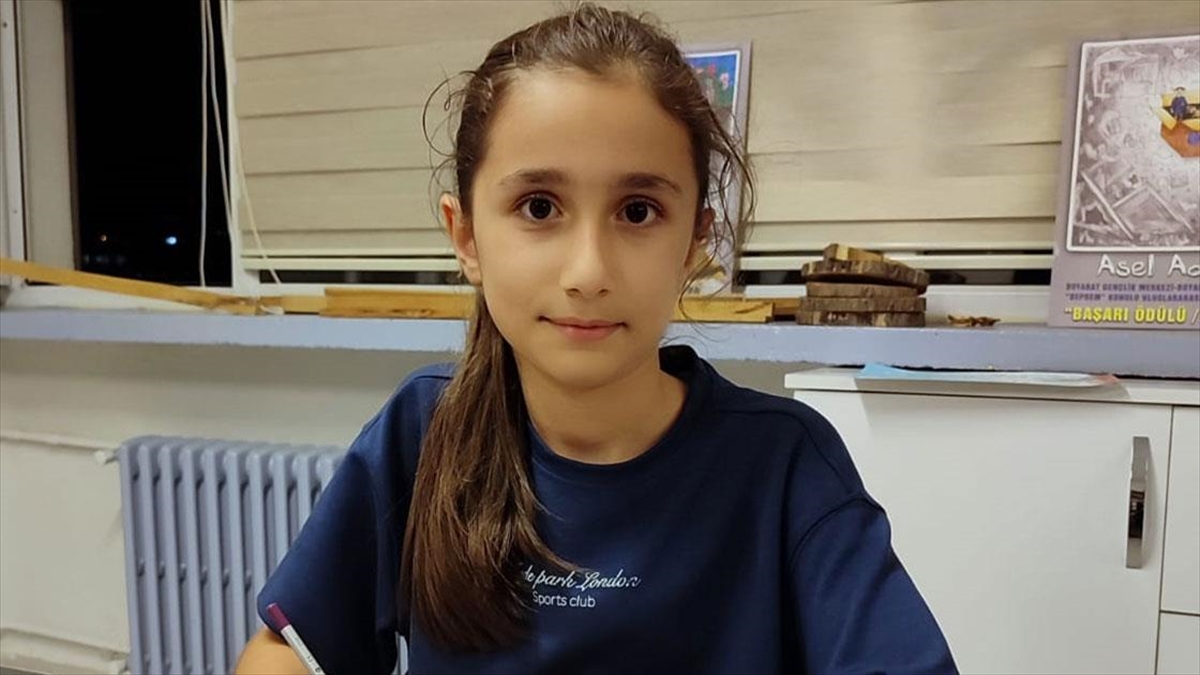 Sinop’ta ilkokul öğrencisi çizdiği karikatürle dünya birincisi oldu