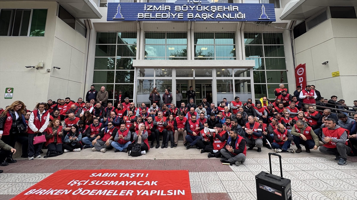 Sosyal haklarını alamayan İzmir Büyükşehir Belediyesi işçilerinden oturma eylemi