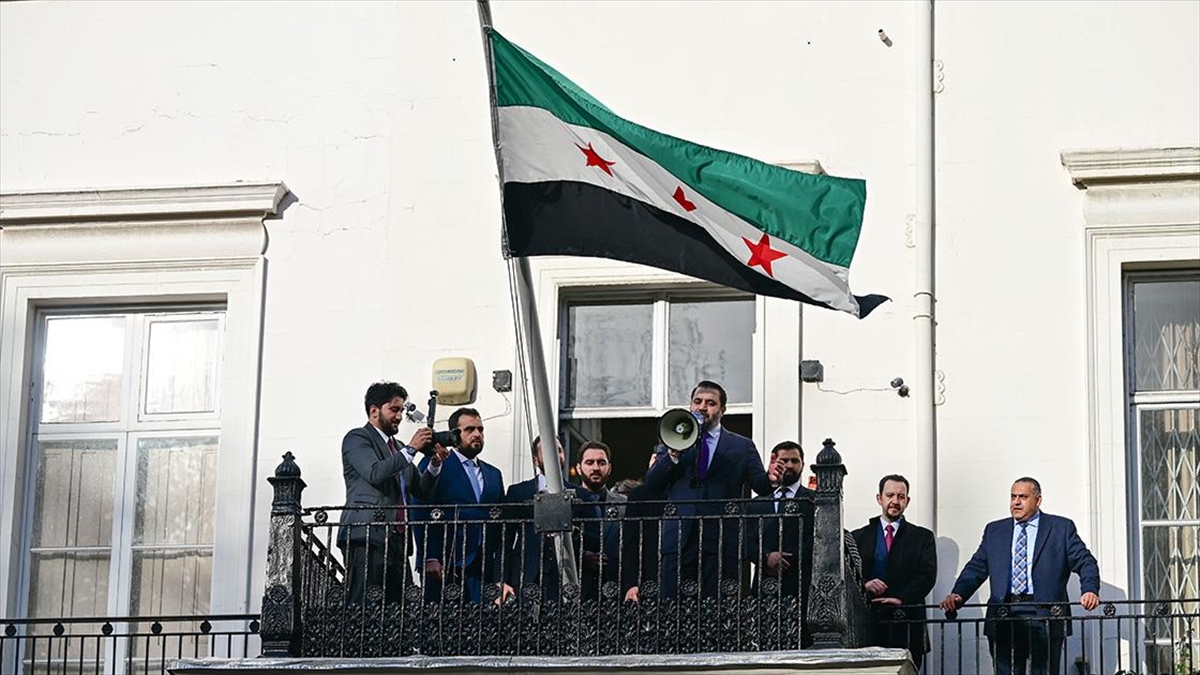 Suriye bayrağı, Londra’da göndere çekildi Suriye bayrağı, Londra’da göndere çekildi