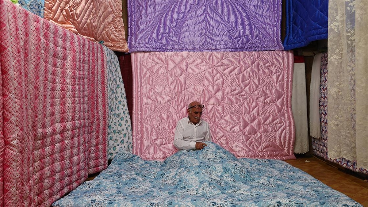 Trabzonlu yorgancı Mehmet usta, mesleğini 60 yıldır aynı dükkanda sürdürüyor