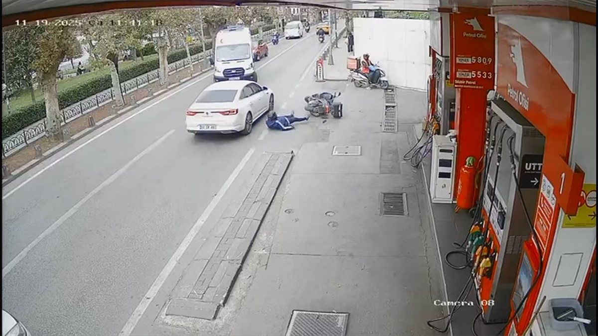 Üsküdar’da ambulansa yol veren motosikletliyle otomobilin çarpması kamerada Üsküdar’da ambulansa yol veren motosikletliyle otomobilin çarpması kamerada