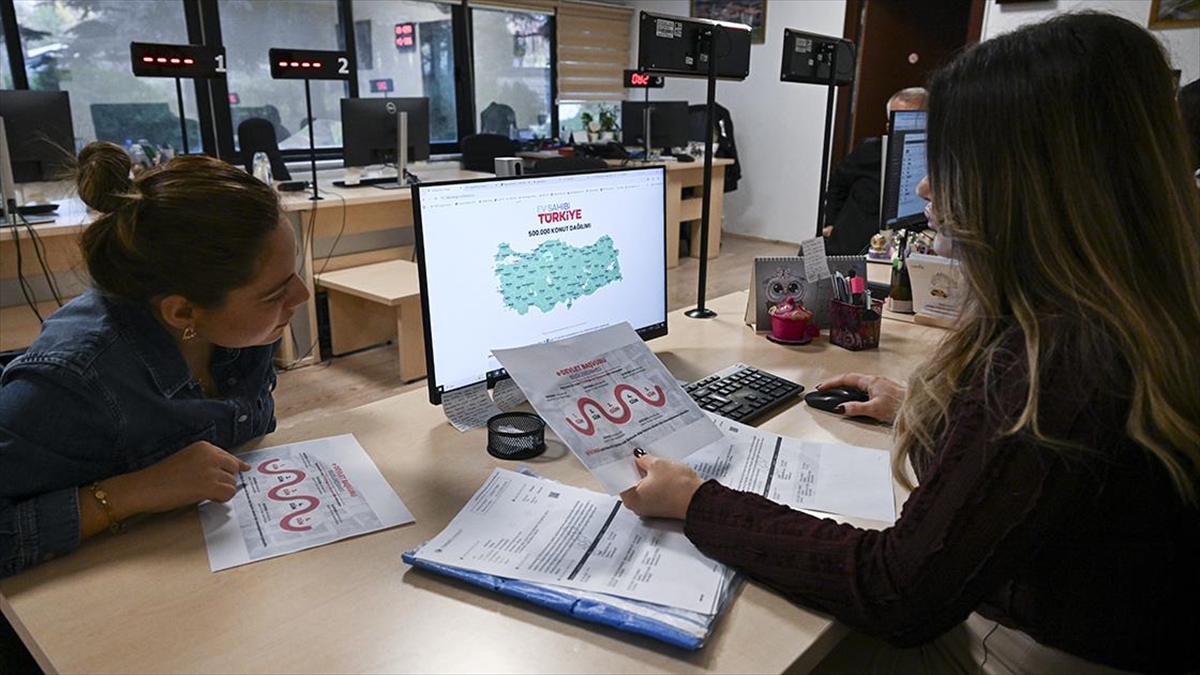 “Yüzyılın Konut Projesi” vatandaşlardan ilgi gördü “Yüzyılın Konut Projesi” vatandaşlardan ilgi gördü