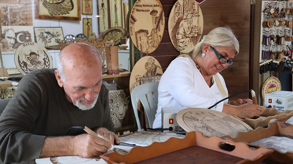 Zanaatkar çift, Hatay’ın ünlü mozaiklerini yakma yöntemiyle ahşaba işliyor