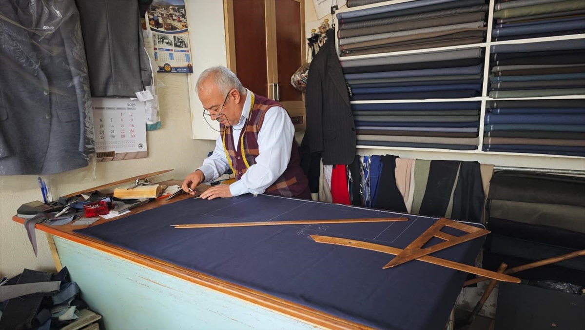 Antalya’da 46 yıldır terzilik yapan Sadettin Dönmez mesleğini “aşkla” yaşatıyor Antalya’da 46 yıldır terzilik yapan Sadettin Dönmez mesleğini “aşkla” yaşatıyor