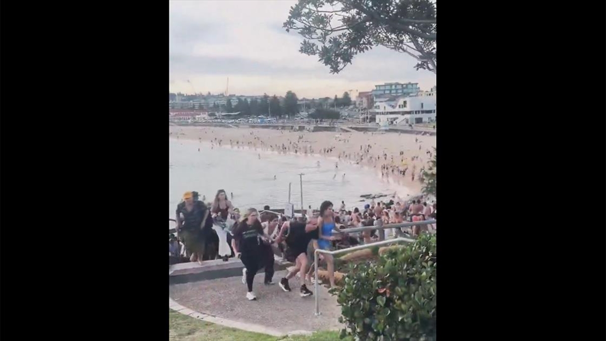Avustralya’nın Sydney kentindeki plajda düzenlenen silahlı saldırıda yaralananların olduğu bildirildi