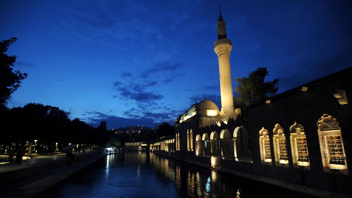 Balıklıgöl’de aydınlatma yenilenebilir enerjiyle güçlendiriliyor Balıklıgöl’de aydınlatma yenilenebilir enerjiyle güçlendiriliyor