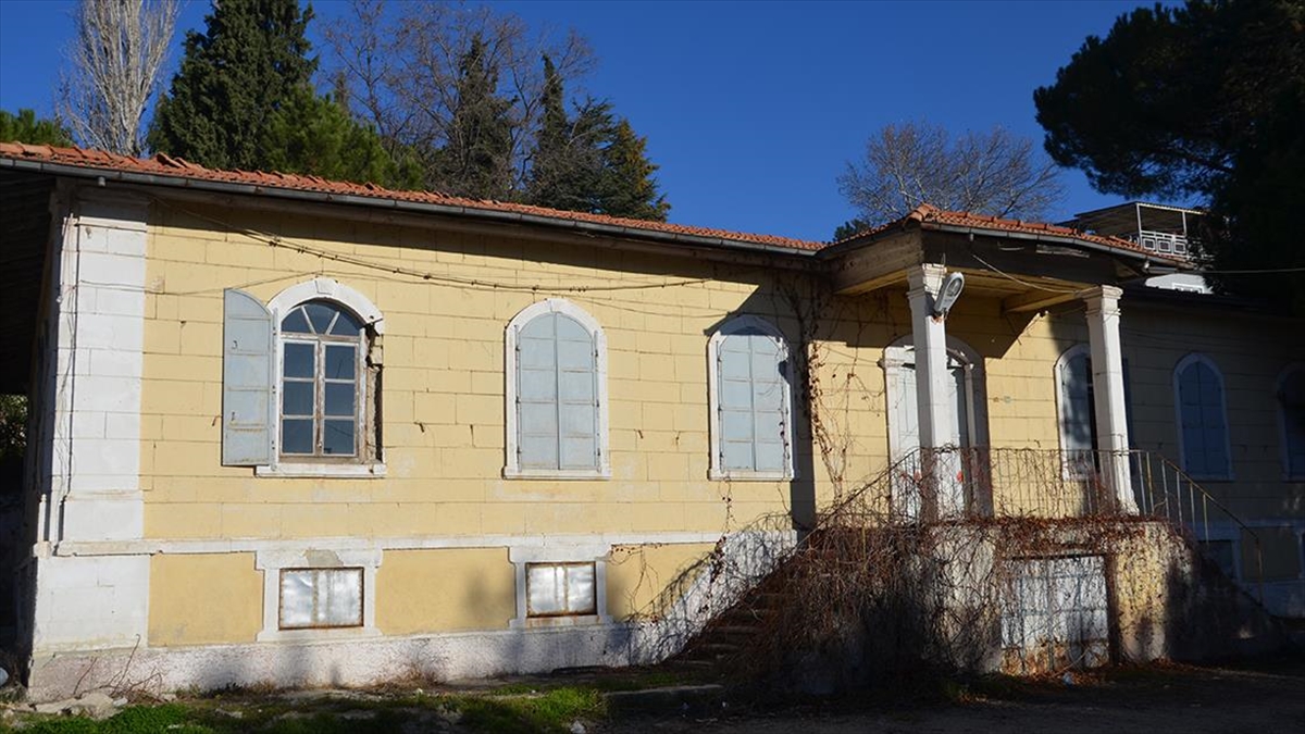 Demirci’nin halıcılık geleneği 120 yıllık okulda yaşatılacak