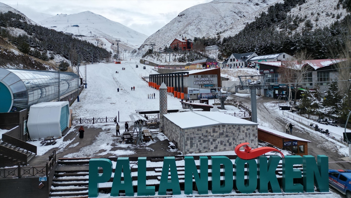 Depolanan kar ve suni karlamayla Palandöken’de kayak heyecanı başlıyor