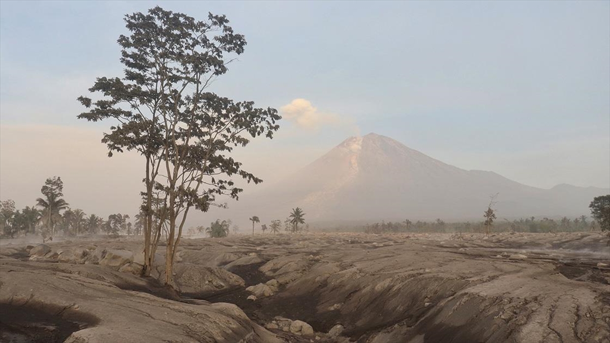 Endonezya’daki Semeru Yanardağı 6 kez patladı