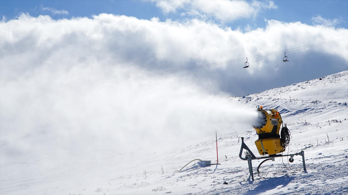 Erciyes Kayak Merkezi, suni karlama ile yeni sezona hazırlanıyor Erciyes Kayak Merkezi, suni karlama ile yeni sezona hazırlanıyor