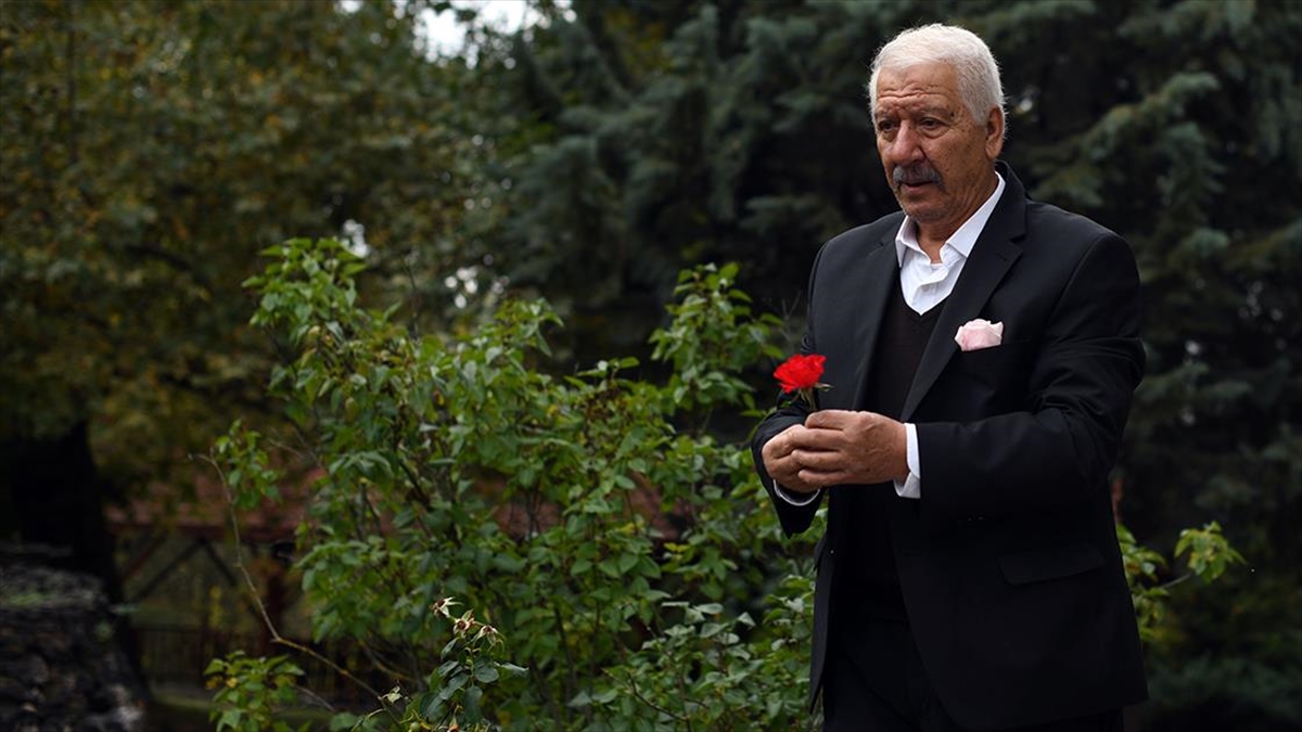 Evlendiği gün gördüğü eşine sevgisi vefatından sonra da bitmedi