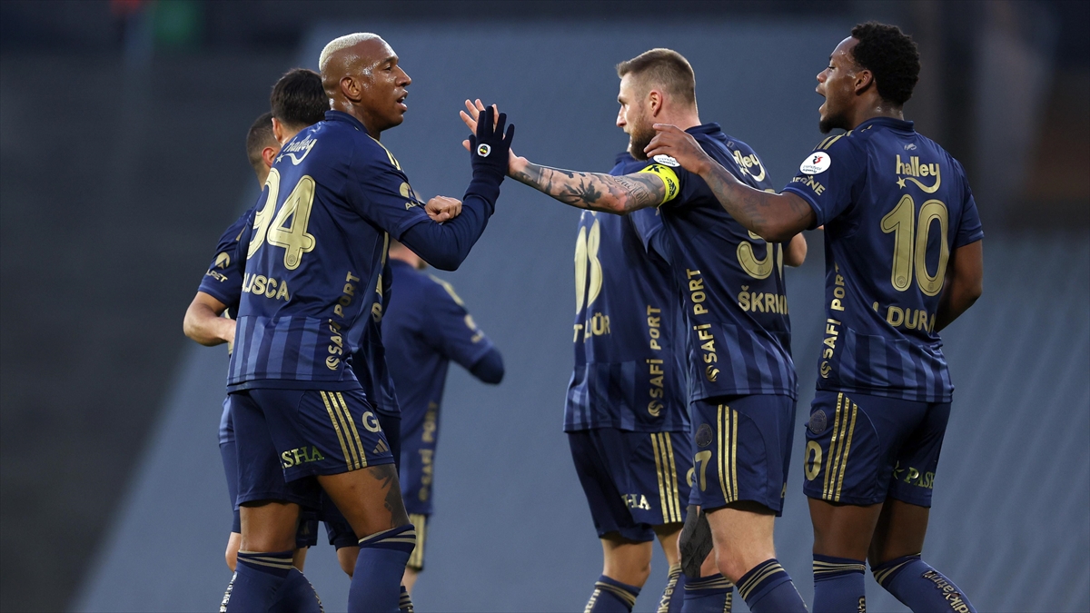 Fenerbahçe, 3 puanı 3 golle aldı Fenerbahçe, 3 puanı 3 golle aldı