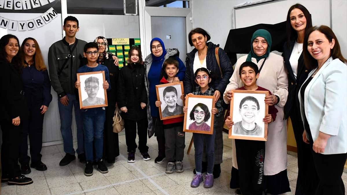Gönüllü ressamlar, özel çocukların portrelerini karakalemle resmetti Gönüllü ressamlar, özel çocukların portrelerini karakalemle resmetti