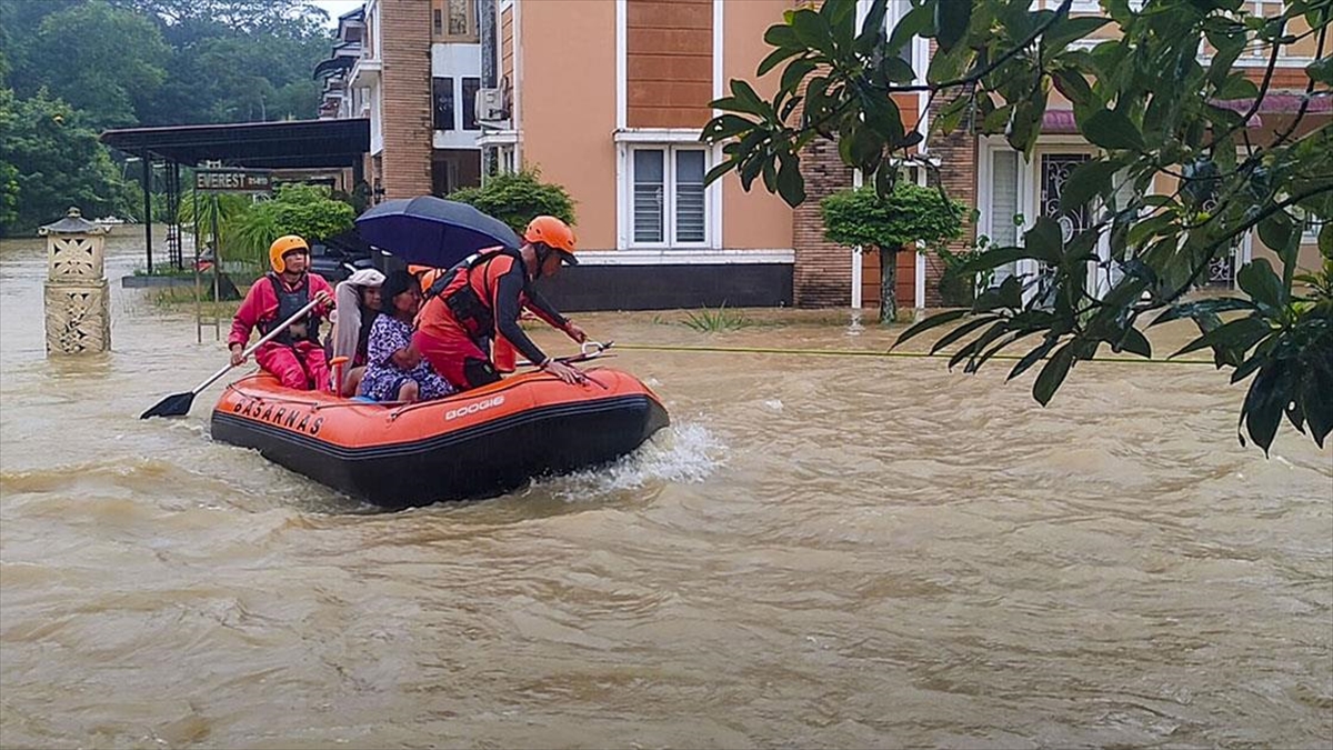 Güneydoğu Asya ülkelerinde şiddetli yağışların yol açtığı afetler 1200’e yakın can aldı Güneydoğu Asya ülkelerinde şiddetli yağışların yol açtığı afetler 1200’e yakın can aldı