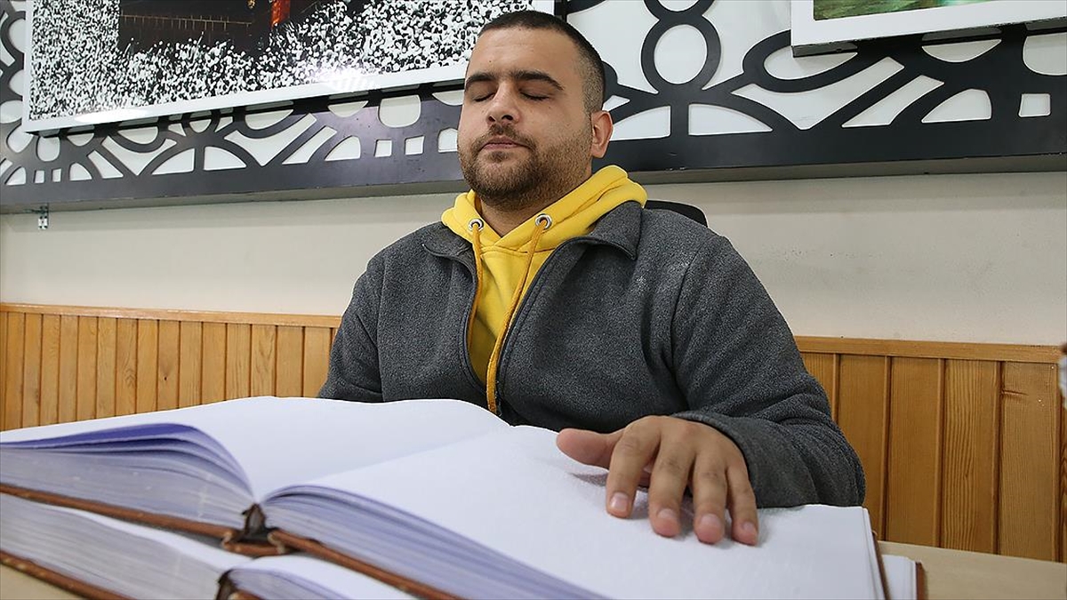 Hatay’da görme engelli hafız öğrencileri Kur’an-ı Kerim ile tanıştırıyor