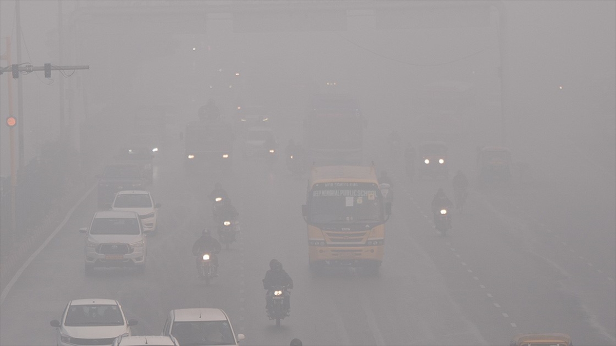 Hindistan’da hava kirliliğinin yol açtığı sis, uçuşlarda aksaklıklara neden oldu