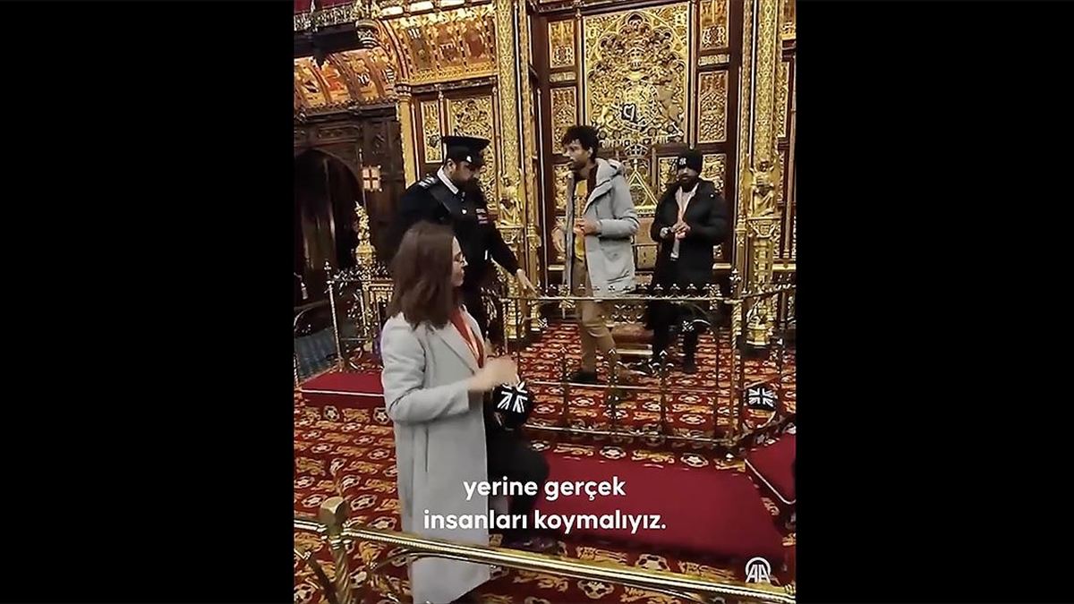 İngiltere Parlamentosunda Kral tahtı önünde Lordlar Kamarası karşıtı eylem