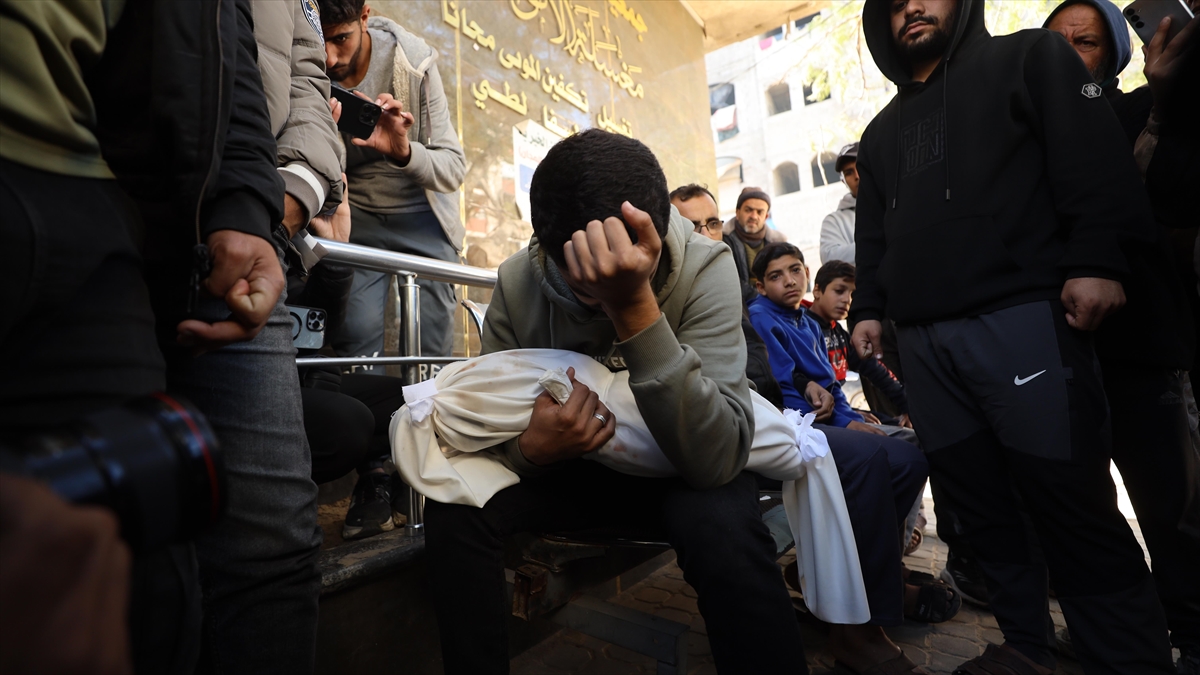 İsrail, ateşkese rağmen Gazze’ye topçu ve helikopter saldırısı düzenledi İsrail, ateşkese rağmen Gazze’ye topçu ve helikopter saldırısı düzenledi